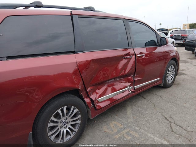 5TDYZ3DC7JS951924 Toyota Sienna Xle 8 Passenger