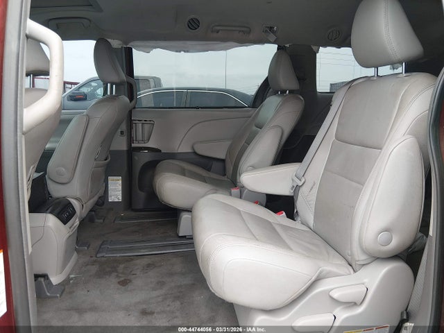 5TDYZ3DC7JS951924 Toyota Sienna Xle 8 Passenger