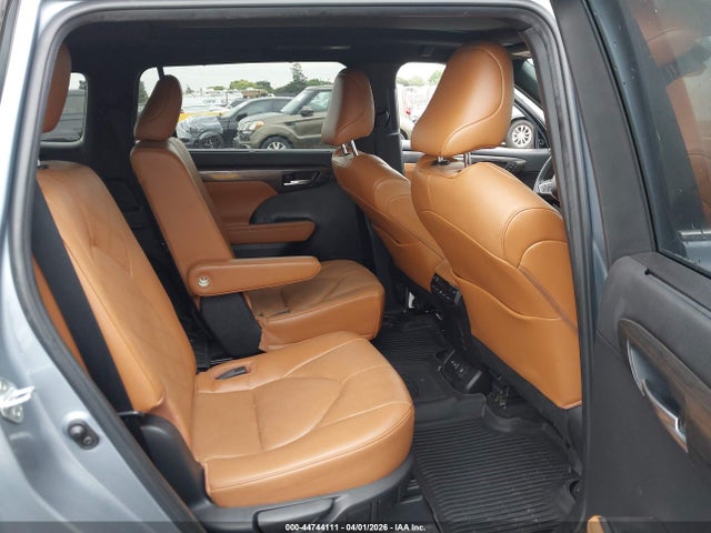 Toyota Highlander Platinum 2023 5TDKDRBH3PS013420 Image 8