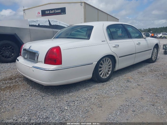 2004 LINCOLN TOWN CAR 1LNHM81W54Y620046 Photo 3