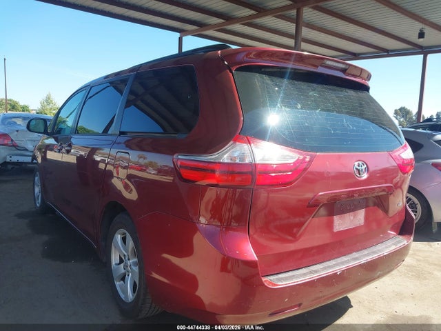 2017 TOYOTA SIENNA 5TDKZ3DC5HS804758 Photo 2
