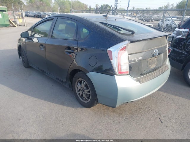 2015 TOYOTA PRIUS JTDKN3DU2F1967124 Photo 2
