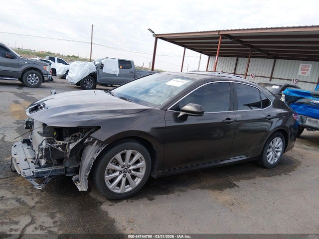2019 Toyota Camry Le მანქანა იყიდება აუქციონზე, vin: 4T1B11HK5KU743553, აუქციონის ნომერი: 44744790