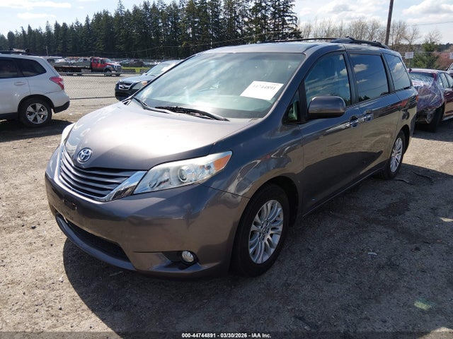 5TDYK3DC9FS585105 Toyota Sienna Xle 8 Passenger