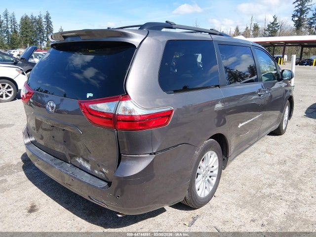 5TDYK3DC9FS585105 Toyota Sienna Xle 8 Passenger