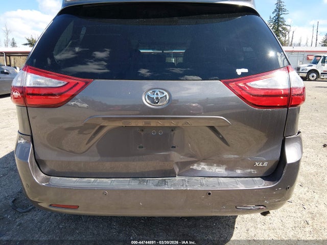 5TDYK3DC9FS585105 Toyota Sienna Xle 8 Passenger