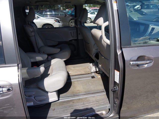 5TDYK3DC9FS585105 Toyota Sienna Xle 8 Passenger