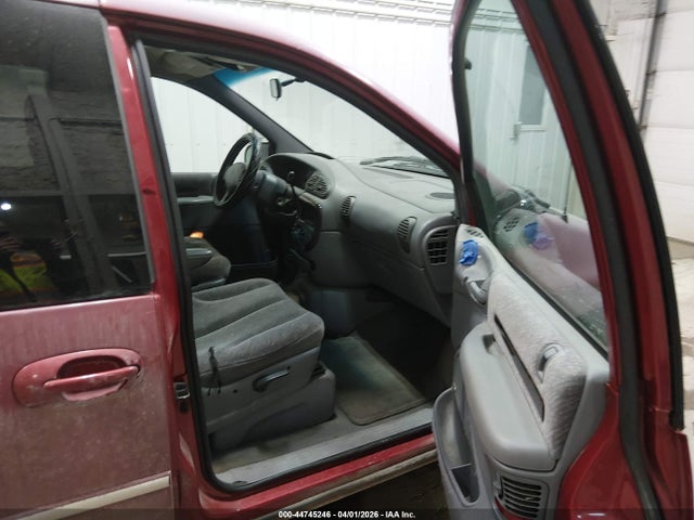 44745246 :رقم المزاد ، 1C4GP54L9XB880531 vin ، 1999 Chrysler Town & Country Lx مزاد بيع