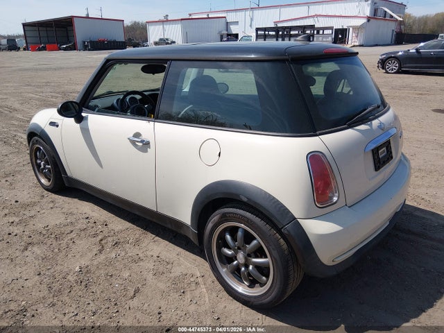 2006 MINI COOPER WMWRC33586TK64286 Photo 2