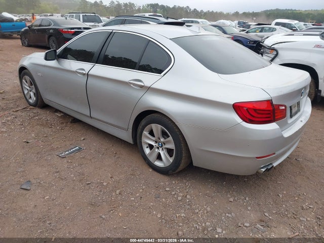 2011 BMW 528I WBAFR1C53BC747121 Photo 2