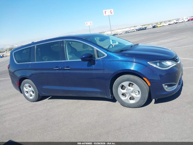 2017 Chrysler Pacifica Hybrid Touring Plus მანქანა იყიდება აუქციონზე, vin: 2C4RC1H77HR765083, აუქციონის ნომერი: 44745452