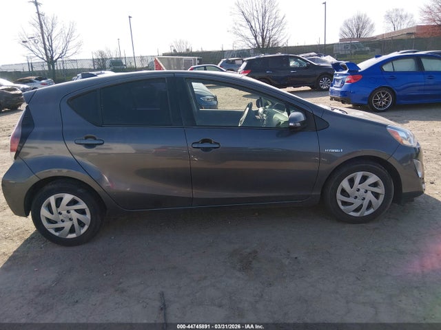 JTDKDTB32F1103249 Toyota Prius C One