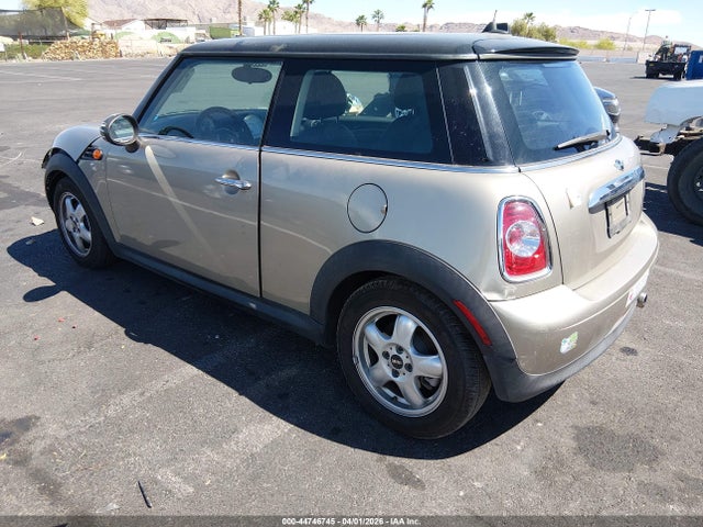 2011 MINI COOPER WMWSU3C59BT094917 Photo 2