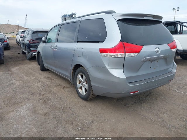 2011 TOYOTA SIENNA 5TDKK3DCXBS077094 Photo 2