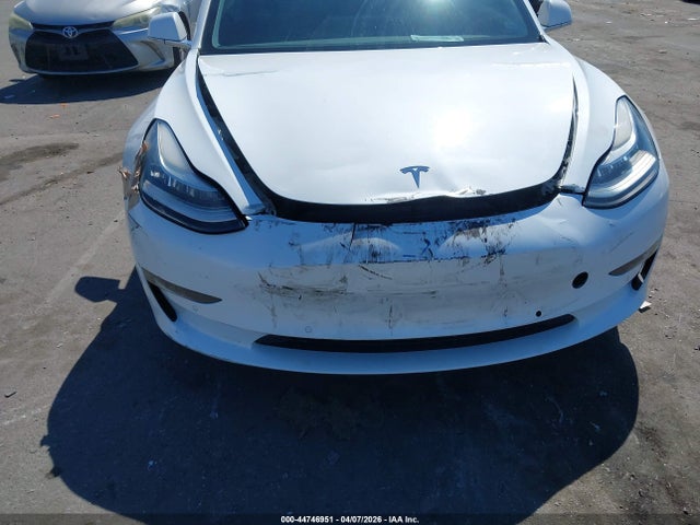 44746951 :رقم المزاد ، 5YJ3E1EA8JF164606 vin ، 2018 Tesla Model 3 Long Range/mid Range مزاد بيع