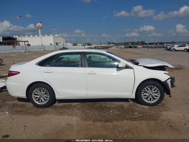 44748076 :رقم المزاد ، 4T1BF1FK1HU620300 vin ، 2017 Toyota Camry Le مزاد بيع