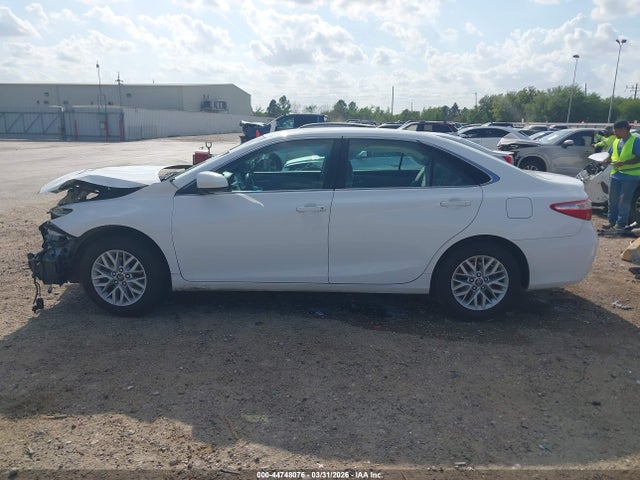 44748076 :رقم المزاد ، 4T1BF1FK1HU620300 vin ، 2017 Toyota Camry Le مزاد بيع