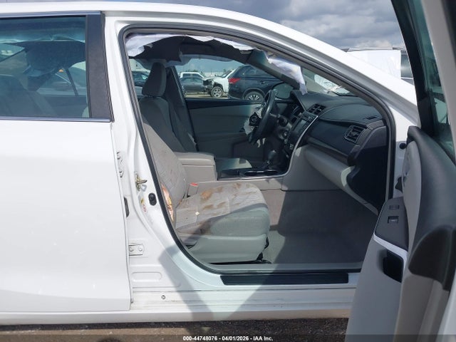 44748076 :رقم المزاد ، 4T1BF1FK1HU620300 vin ، 2017 Toyota Camry Le مزاد بيع