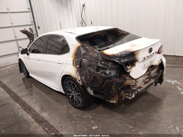 44748608 :رقم المزاد ، 4T1G11AKXMU406573 vin ، 2021 Toyota Camry Se مزاد بيع