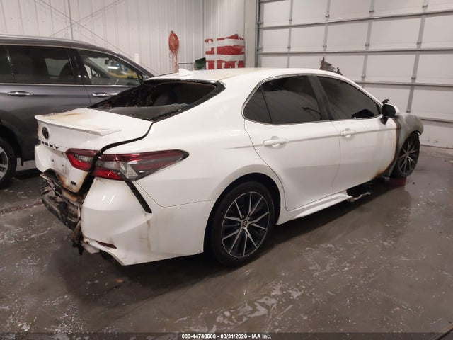 44748608 :رقم المزاد ، 4T1G11AKXMU406573 vin ، 2021 Toyota Camry Se مزاد بيع