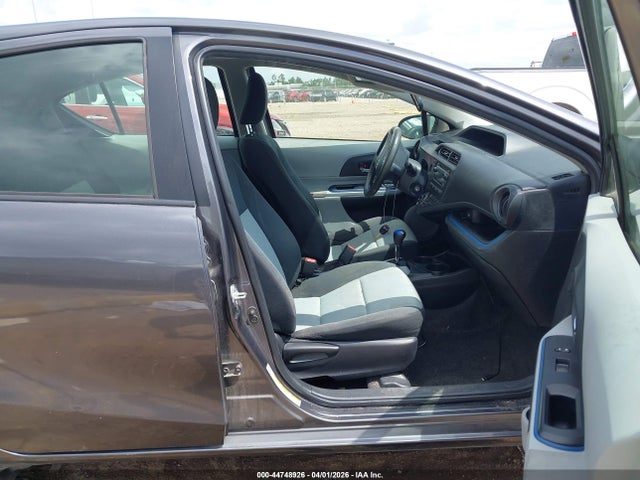 44748926 :رقم المزاد ، JTDKDTB36D1557517 vin ، 2013 Toyota Prius C Two مزاد بيع