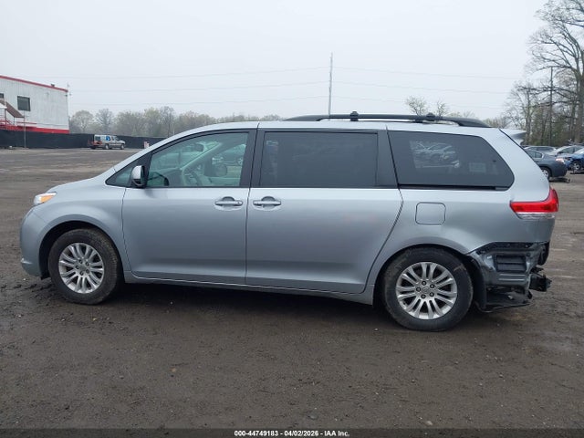 2014 Toyota Sienna Xle V6 8 Passenger მანქანა იყიდება აუქციონზე, vin: 5TDYK3DC0ES446513, აუქციონის ნომერი: 44749183
