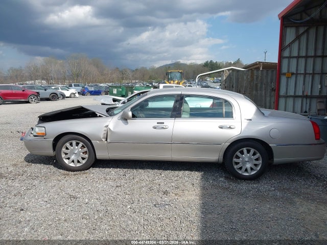 Продаж на аукціоні авто 2011 Lincoln Town Car Signature Limited, vin: 2LNBL8CV7BX750663, номер лоту: 44749204
