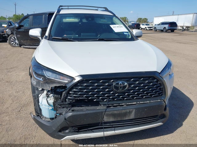 44749266 :رقم المزاد ، 7MUCAAAG0NV017404 vin ، 2022 Toyota Corolla Cross Le مزاد بيع