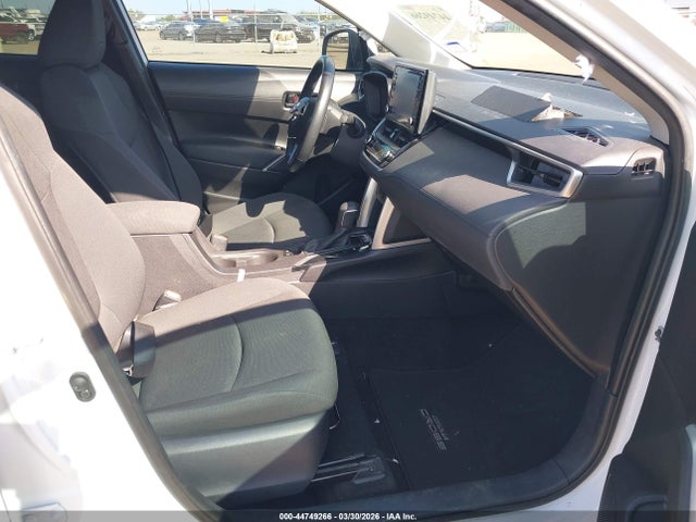 44749266 :رقم المزاد ، 7MUCAAAG0NV017404 vin ، 2022 Toyota Corolla Cross Le مزاد بيع