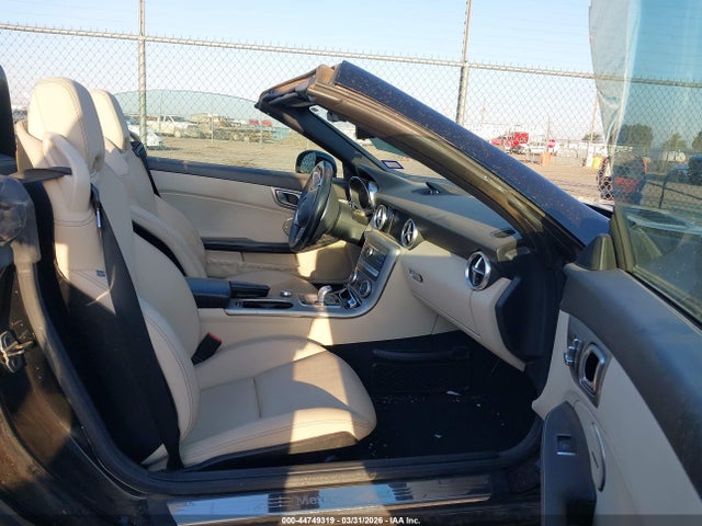 44749319 :رقم المزاد ، WDDPK3JA8HF144086 vin ، 2017 Mercedes-benz Slc 300 مزاد بيع