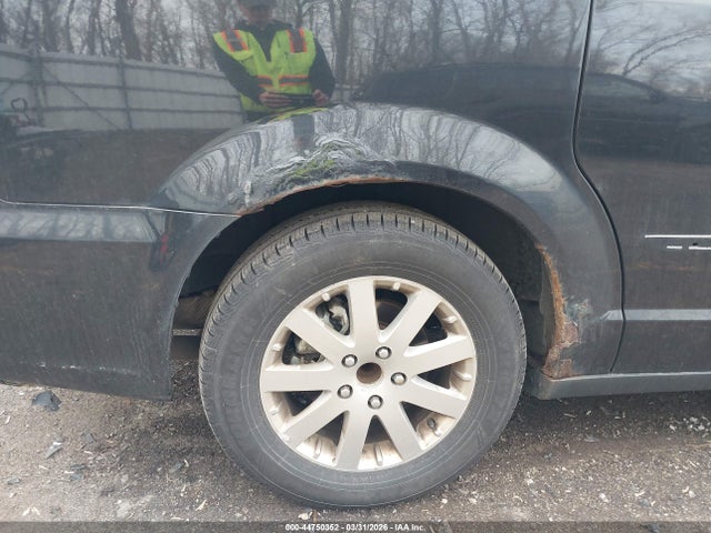 2011 Chrysler Town & Country Touring-l მანქანა იყიდება აუქციონზე, vin: 2A4RR8DG2BR745158, აუქციონის ნომერი: 44750352