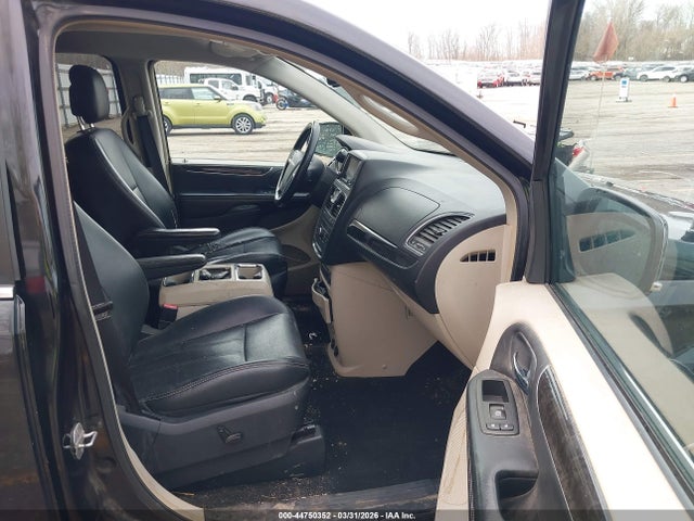 2011 Chrysler Town & Country Touring-l მანქანა იყიდება აუქციონზე, vin: 2A4RR8DG2BR745158, აუქციონის ნომერი: 44750352