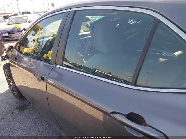 4T1B21HK4JU503132 Toyota Camry Hybrid Se