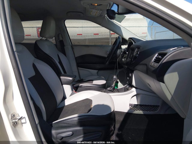 44751433 :رقم المزاد ، 3C4NJCBB6KT615614 vin ، 2019 Jeep Compass Latitude Fwd مزاد بيع