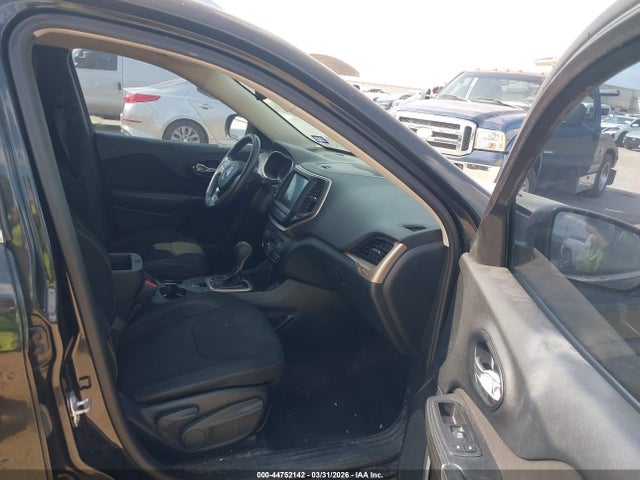 1C4PJLCB5GW282184 Jeep Cherokee Latitude