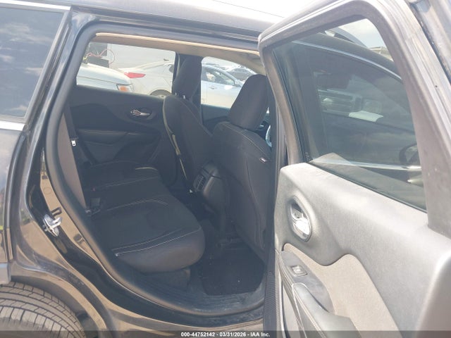 1C4PJLCB5GW282184 Jeep Cherokee Latitude