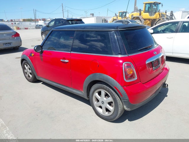2010 MINI COOPER WMWMF3C53ATZ64498 Photo 2