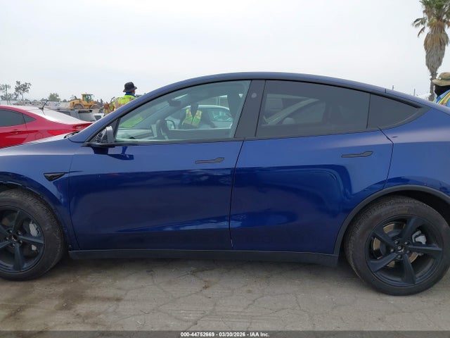 7SAYGDED7TF405945 Tesla Model Y