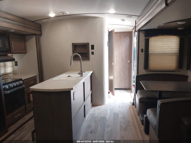 4YDT34T29LV502924 Keystone Cougar 34&#039; Bumper Pull Travel Trailer