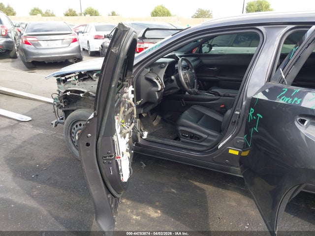 JTHX3JBH9N2049366 Lexus UX 200
