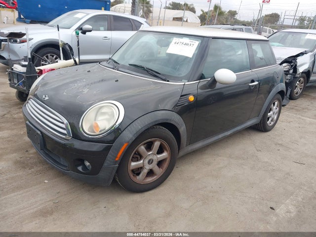 2010 MINI COOPER WMWMF3C57ATZ25249 Photo 1