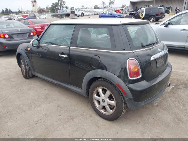 2010 MINI COOPER WMWMF3C57ATZ25249 Photo 2