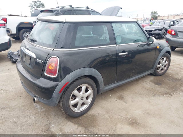 2010 MINI COOPER WMWMF3C57ATZ25249 Photo 3