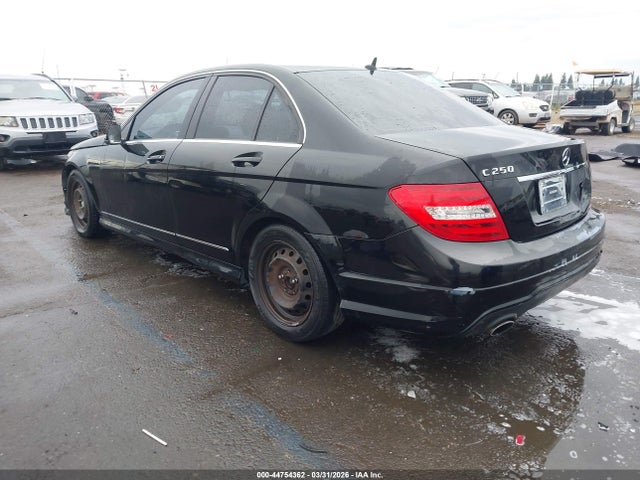 2013 MERCEDES-BENZ C 250 WDDGF4HB2DR270882 Photo 2