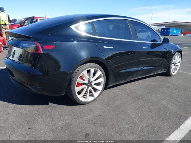 44754674 :رقم المزاد ، 5YJ3E1EB2JF078698 vin ، 2018 Tesla Model 3 Long Range/performance مزاد بيع
