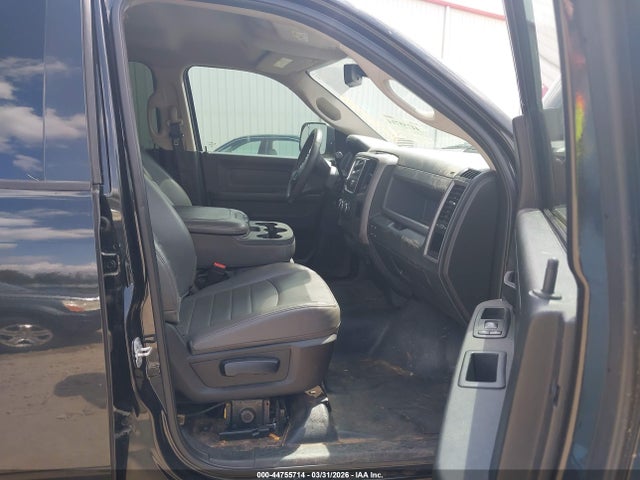 44755714 :رقم المزاد ، 3C63RPGL3JG158865 vin ، 2018 Ram 3500 Tradesman  4x2 8' Box مزاد بيع