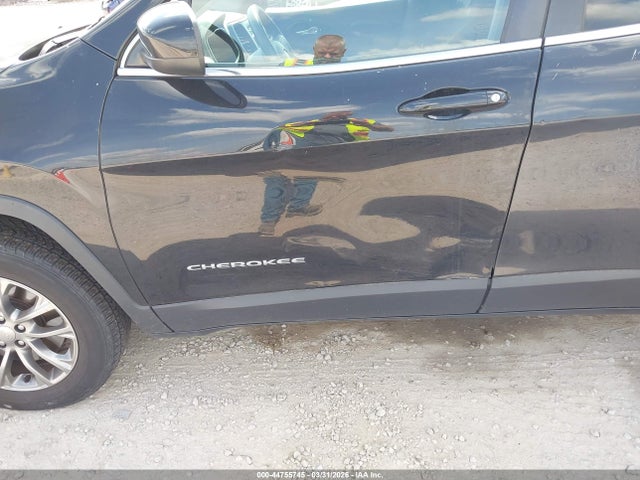 44755745 :رقم المزاد ، 1C4PJMCB1KD459341 vin ، 2019 Jeep Cherokee Latitude 4x4 مزاد بيع
