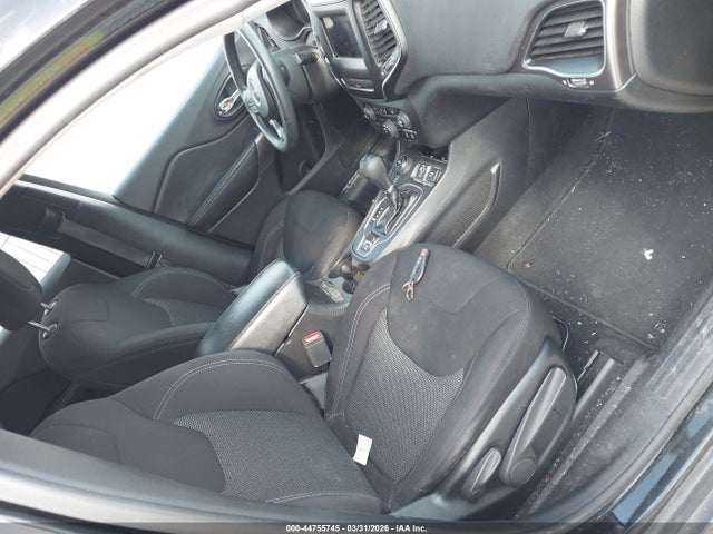 44755745 :رقم المزاد ، 1C4PJMCB1KD459341 vin ، 2019 Jeep Cherokee Latitude 4x4 مزاد بيع
