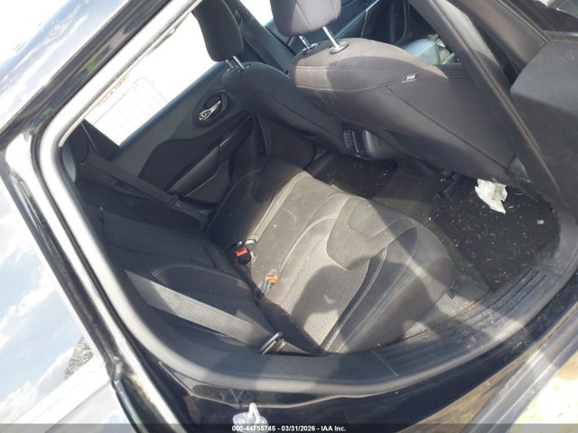 44755745 :رقم المزاد ، 1C4PJMCB1KD459341 vin ، 2019 Jeep Cherokee Latitude 4x4 مزاد بيع