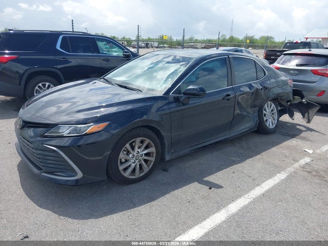 44755826 :رقم المزاد ، 4T1C11AKXNU689587 vin ، 2022 Toyota Camry Le مزاد بيع